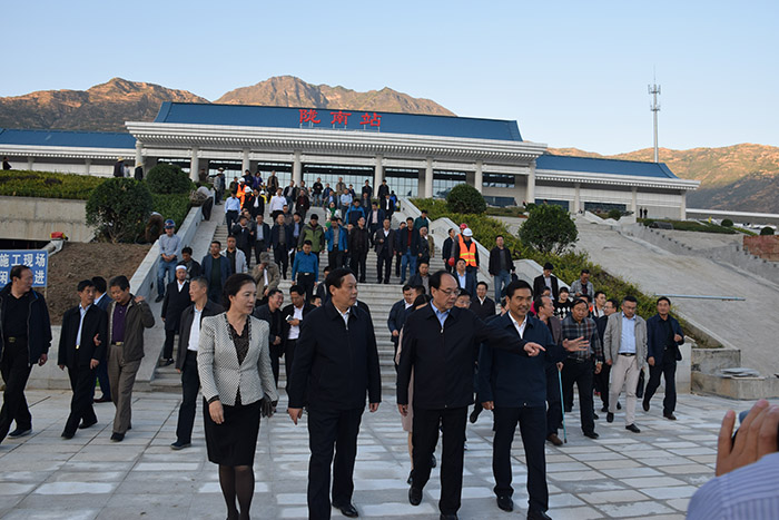 全國(guó)、省市政協(xié)委員體驗(yàn)蘭渝鐵路、視察階州廣場(chǎng)