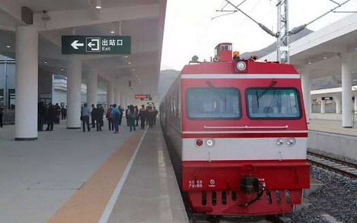 全國(guó)、省市政協(xié)委員體驗(yàn)蘭渝鐵路、視察階州廣場(chǎng)