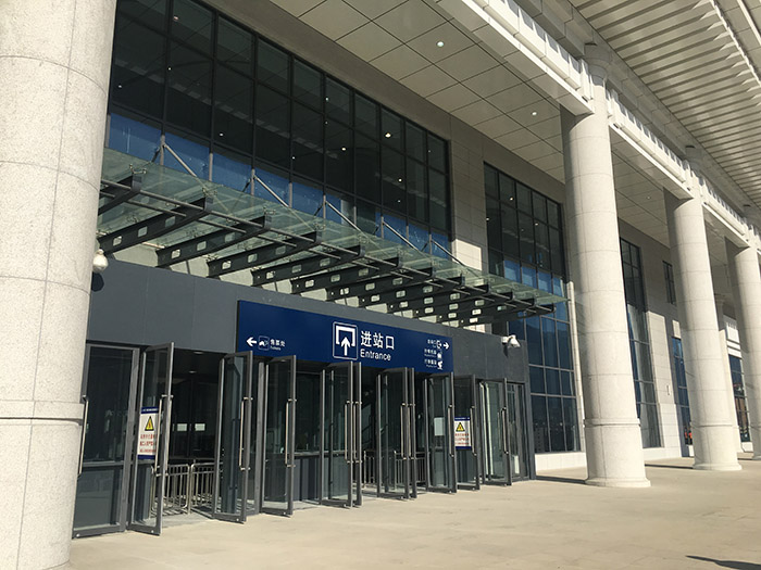 全國(guó)、省市政協(xié)委員體驗(yàn)蘭渝鐵路、視察階州廣場(chǎng)