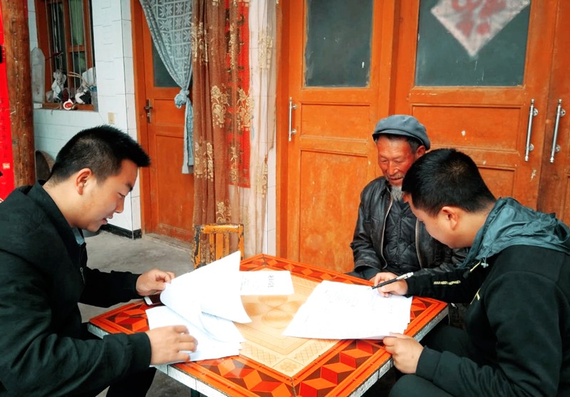 市龍江城鄉(xiāng)發(fā)展集團(tuán)公司深入幫扶村完善落實(shí)“一戶(hù)一策”精準(zhǔn)脫貧計(jì)劃