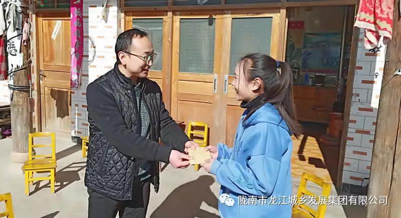 堅(jiān)持精準(zhǔn)幫扶，合力脫貧攻堅(jiān)——市龍江城鄉(xiāng)發(fā)展集團(tuán)、隴南太平洋財(cái)險(xiǎn)公司聯(lián)合開(kāi)展幫扶文縣橋頭鎮(zhèn)安子坡村2019年春節(jié)慰問(wèn)活動(dòng)