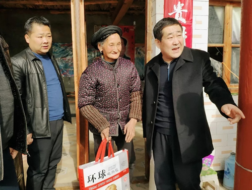 市龍江集團在文縣橋頭鎮(zhèn)安子坡村開展“解難題、辦實事、送溫暖”活動