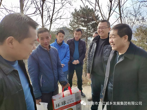 市龍江集團在文縣橋頭鎮(zhèn)安子坡村開展“解難題、辦實事、送溫暖”活動